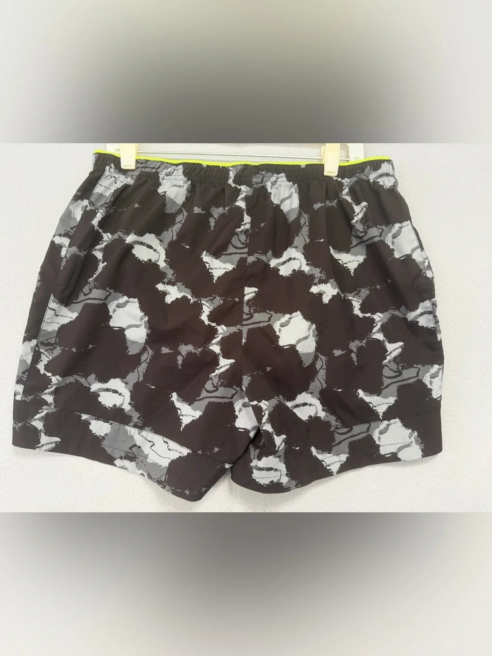 Brooks Men’s Running Shorts Large Black/Gray Camo Lined Mesh Drawstring